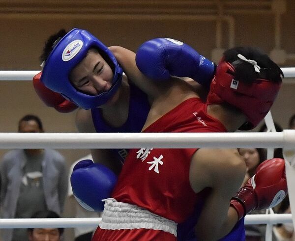 ボクシング男子ライト級決勝、２回、星の杜の板倉（左）が激しく攻める＝日環アリーナ栃木体育館分館、井上孝男撮影