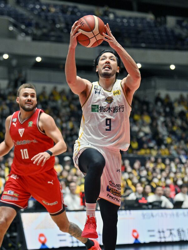 第４クオーター４分、ブレックスの遠藤がシュートを放つ＝代々木第一体育館、磯真奈美撮影