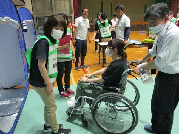 避難所開設の訓練に取り組む栃木市職員（同市提供）