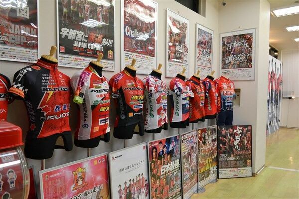 THE RED ZOMEに展示されている宇都宮ブリッツェンのこれまでのユニフォームとポスター