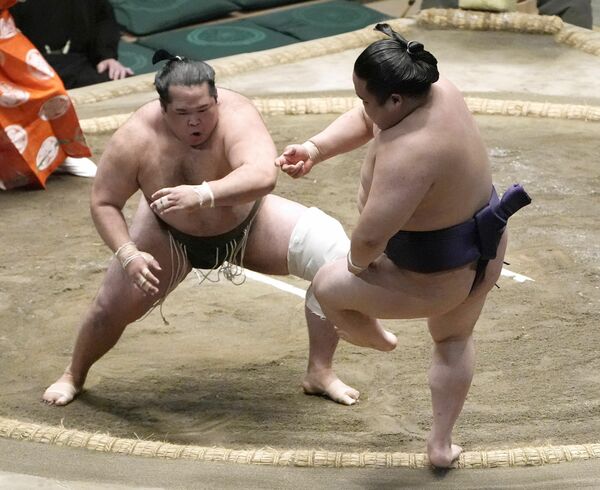 夏場所千秋楽で５勝目（２敗）を挙げ新十両昇進を確実にした生田目関（左）＝２０２４年５月26日、両国国技館