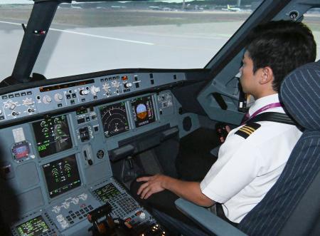 　ピーチの複合研修施設に導入された飛行訓練装置＝７月、関西空港