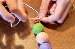 端のビーズにぱったりと接したところで締める
