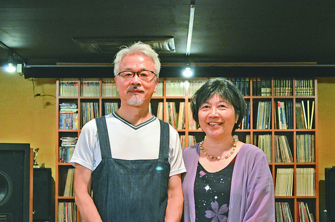 カウンターで中島さんとの会話を楽しみに来るお客さんも多い