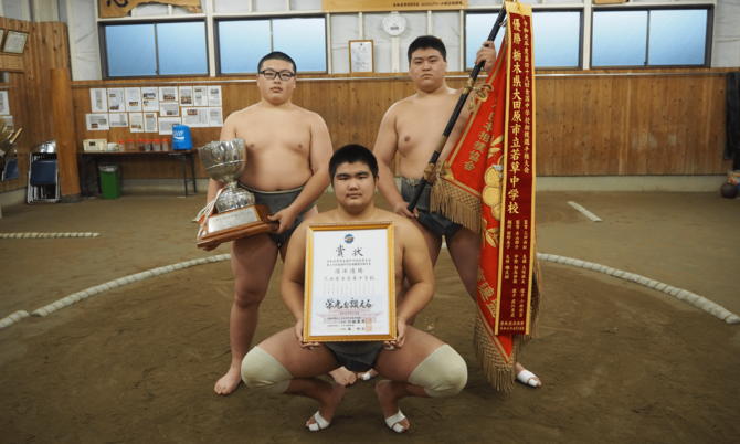 全国大会で優勝した、先鋒の大塚君(写真左)、中堅の相馬君(写真右)、主将で大将の磯君