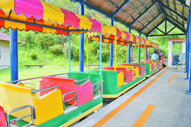 ゆっくりと園内を回り景色を楽しめるおとぎ電車