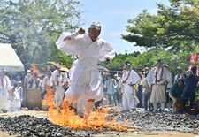 荒行で無病息災祈る　那須塩原・金乗院で火まつり