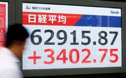 東証急伸、一時３４００円超高