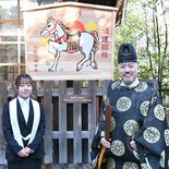 「福」呼ぶ白馬を描く　足利の専門学生が大絵馬をデザイン、伊勢神社に奉納