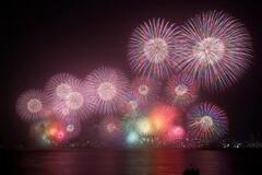滋賀・琵琶湖で花火大会
