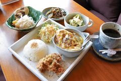 行く　買う　店土・日曜、祝日もランチ！