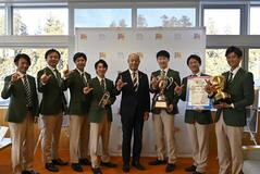 ３冠達成を市長に報告