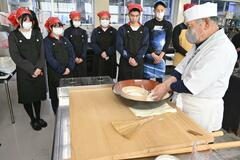 本格的そば打ち 馬頭高生が体験