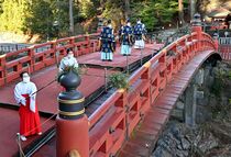 日光二荒山神社の神橋ですす払い
