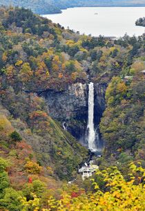 華厳の滝 紅葉客でにぎわう　日光