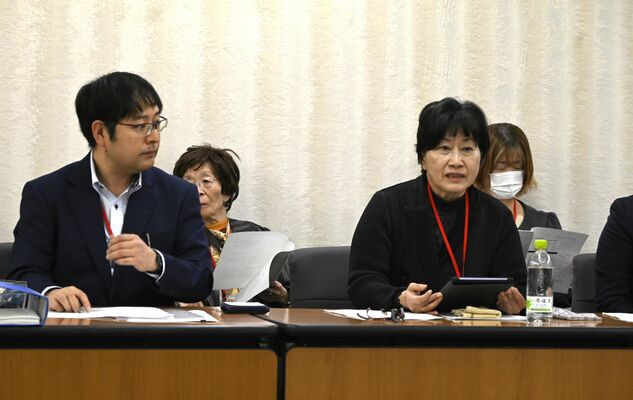 記者会見する深雪さん（右）ら＝23日午後、東京都千代田区霞が関１丁目