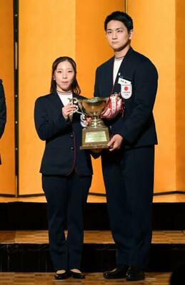 　日本スケート連盟の表彰祝賀会でＪＯＣ杯を手にする三浦璃来（左）、木原龍一組＝２２日、東京都内（アフロ／ＪＳＦ）