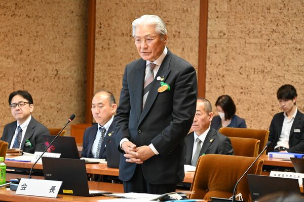 県人口未来会議の初会合であいさつする福田知事＝24日午後、県公館