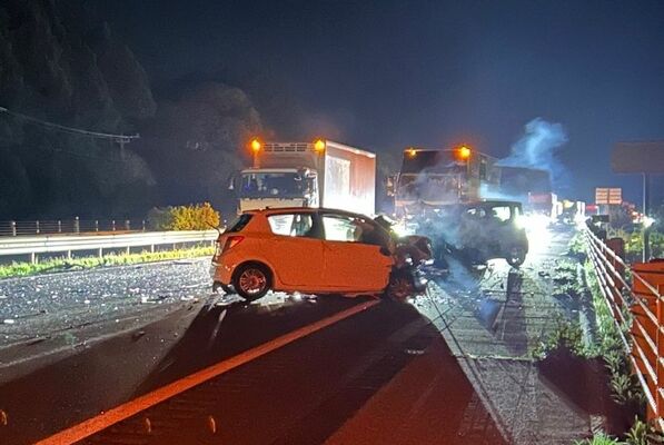 逆走した乗用車（手前）と別の乗用車が正面衝突した現場＝26日午後10時20分、那須塩原市青木（関係者提供）