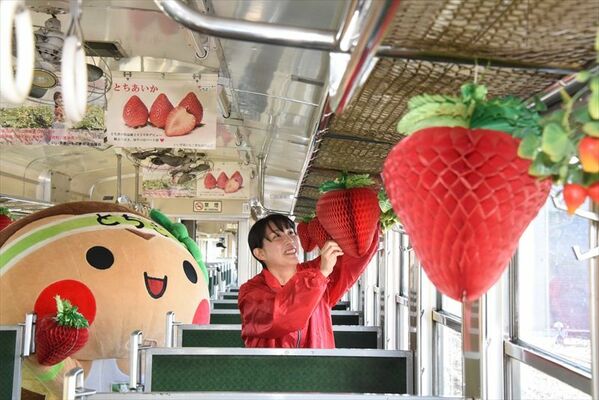 客車内を飾り付ける芳賀農業振興事務所の職員ととちまるくん