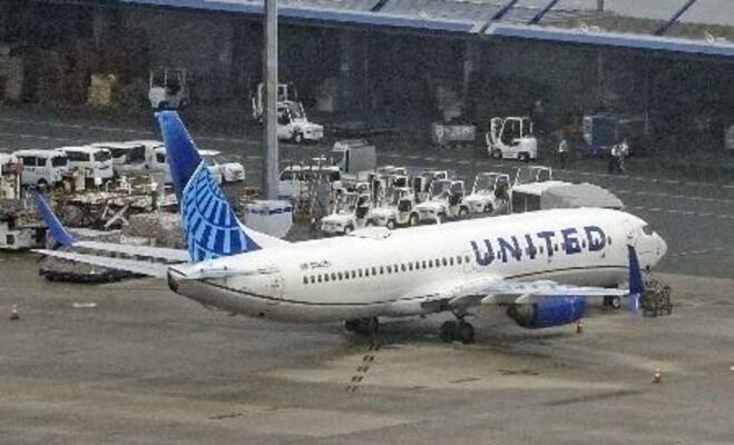 　関西空港に駐機された米ユナイテッド航空機＝１３日午前９時３７分（共同通信社ヘリから）