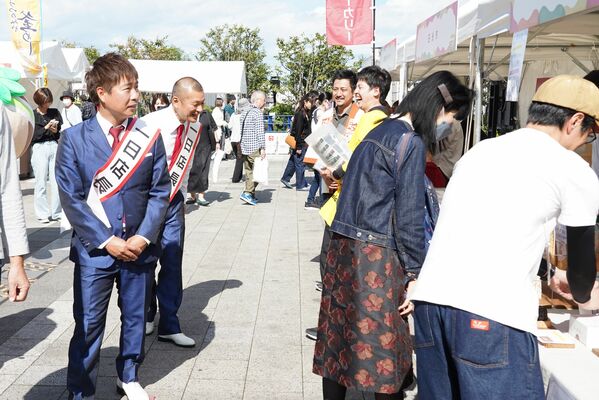 「一日店長」のＵ字工事が会場を盛り上げた「とちぎ誕生１５０祭」＝21日午前、東京都墨田区
