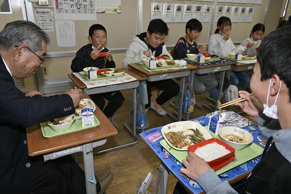 ホンモロコの唐揚げを味わう児童ら