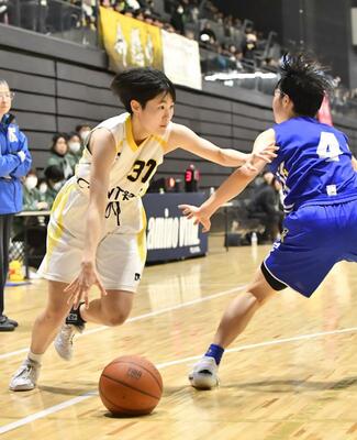 第４クオーター８分、矢板中央の宇賀神（左）がゴール下に切り込む＝日環アリーナ栃木、鈴木航撮影