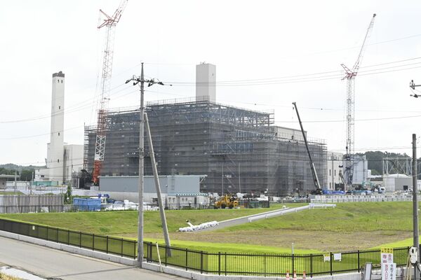 小山広域保健衛生組合が整備する新たなごみ焼却施設。余熱で生まれた電力を買い取る地域新電力会社の設立が検討されている=1日午前、小山市塩沢