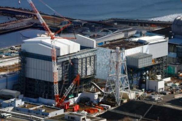 東京電力福島第1原発の1号機(左)と2号機=9日(共同通信社ヘリから)