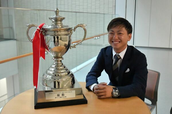 年間優勝を果たした海老原=県庁