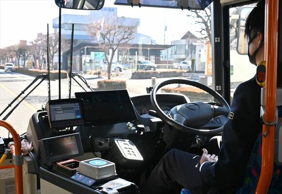自動運転により運転手が両手を放した状態で走るバス
