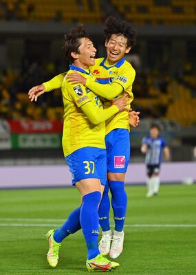 前半９分、先制ゴールを挙げて喜ぶ栃木ＳＣのＦＷ根本（左）＝カンセキスタジアムとちぎ