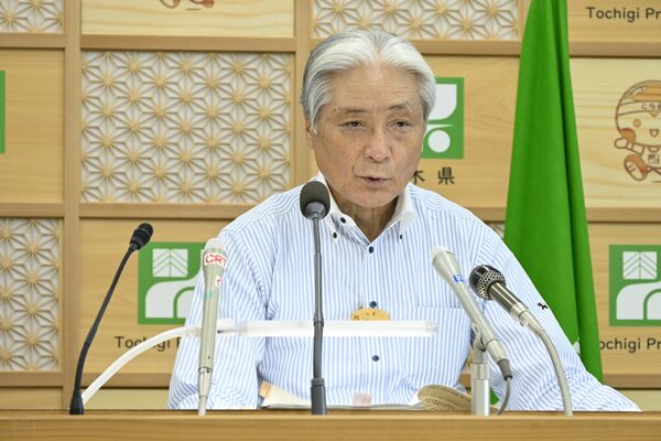 定例記者会見に臨む福田富一知事＝26日午後、県庁