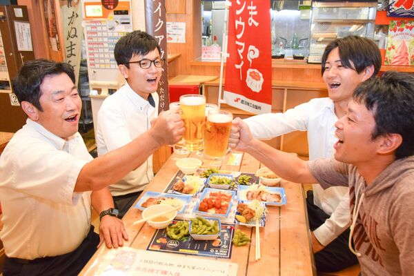 仕事帰りに乾杯する来場者たち