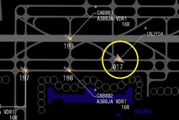 　管制官の監視モニターに表示される車両（円内）と航空機のイメージ（国土交通省提供）