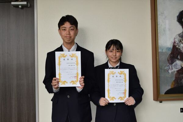 最優秀賞を受賞した新井さん（左）と奥村さん