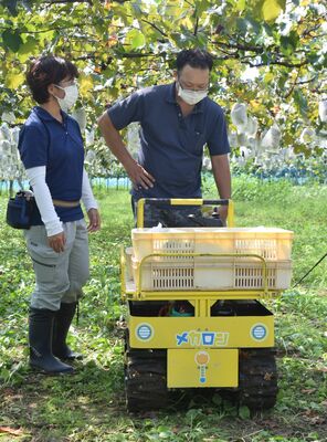 メカロンの操作方法などを学ぶ参加者