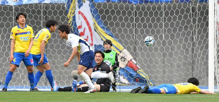 後半42分、相手に勝ち越しのゴールを決められ、がっくりする栃木ＳＣの選手たち＝カンセキスタジアムとちぎ
