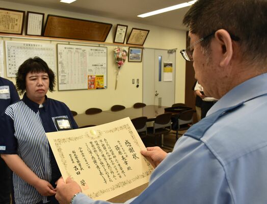 協力者に自筆の感謝状を手渡す吉田署長（右）