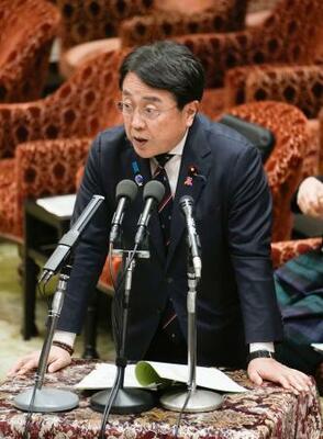 衆院予算委で答弁する赤沢経産相=9日午前