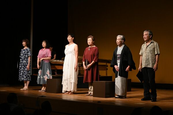 朗読劇で、原爆の後遺症に苦しむ人々を演じた市民ら