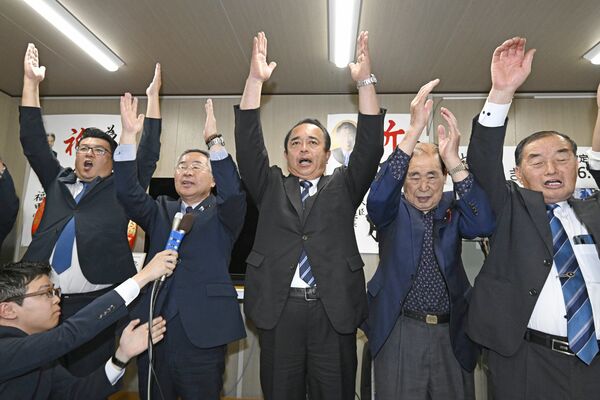 初当選が確実となり万歳する琴寄昌男氏（中央）＝19日午後10時5分、栃木市大平町川連、森田大地撮影