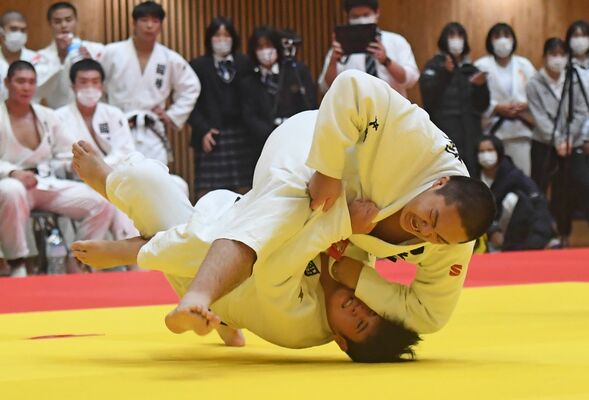 柔道男子団体決勝　白鴎足利の中堅・石塚（上）が払い腰で一本を奪う＝ユウケイ武道館