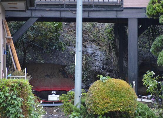 土砂が流れ込んだ住宅のカーポート。乗用車のタイヤ付近まで土砂で埋まった＝６日午後５時50分、那須烏山市上境（画像は一部加工しています）