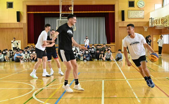 児童の前でプレーを披露するトゥールーズの選手たち