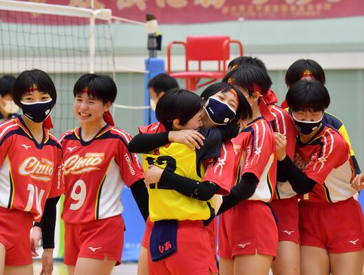 56年ぶりの優勝に歓喜する宇中女・宇中央の選手たち＝12日午後３時25分、県北体育館