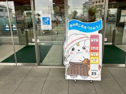クーリングシェルターの施設に設置されている看板とポスター