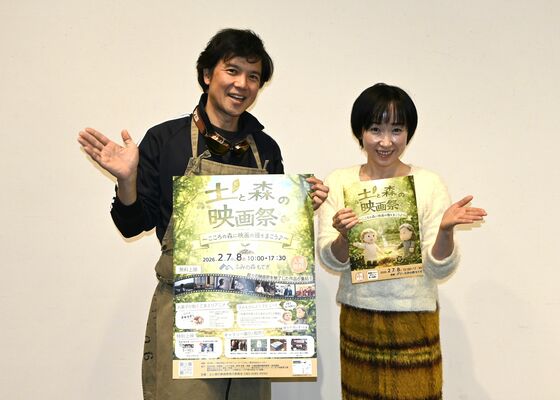 ポスターやチラシを手に来場を呼びかける柴田夫妻