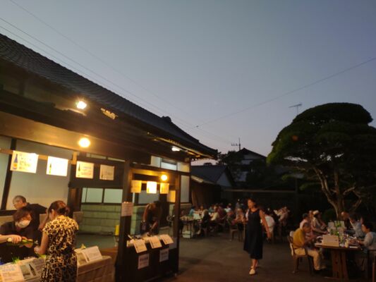 外池酒造店の庭で開かれた「日本酒ガーデン２０２４」